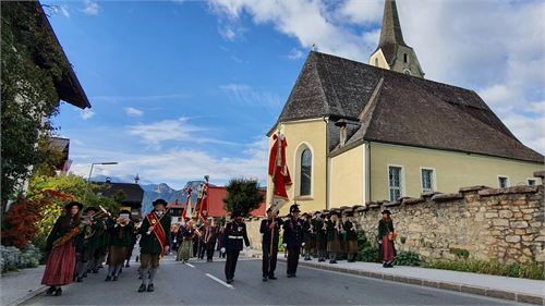 Prozession zum Erntedankfest bei der Pfarrkirche Puch | ©TVB Puch