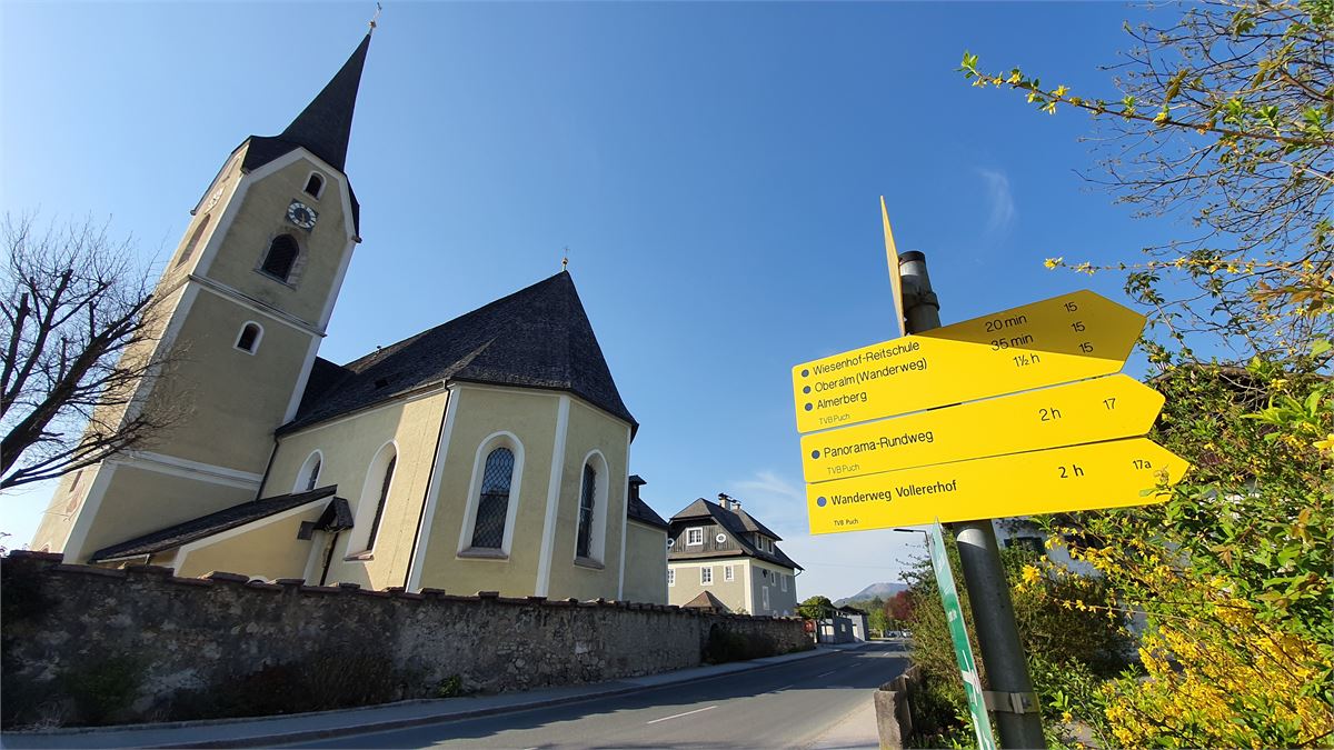 Pfarrkirche Puch mit Wanderschilder | ©TVB Puch