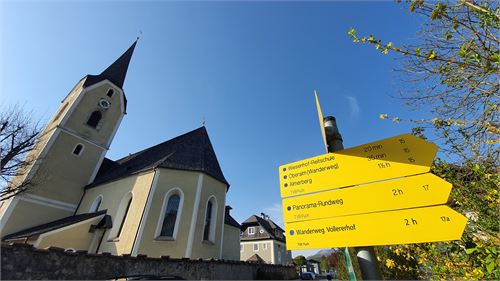 Pfarrkirche Puch mit Wanderweg-Beschilderungen | ©TVB Puch