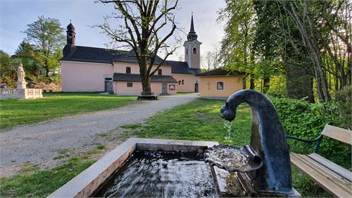 Jakobsbrünnlein vor der Wallfahrtskirche St. Jakob am Thurn | ©TVB Puch