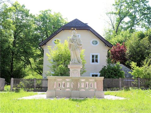 Pfarrhof mit Nepomuk-Statue