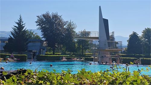 Sportbecken mit Sprungturm im Freibad Hallein