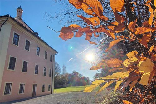 Schloss Urstein im Herbst