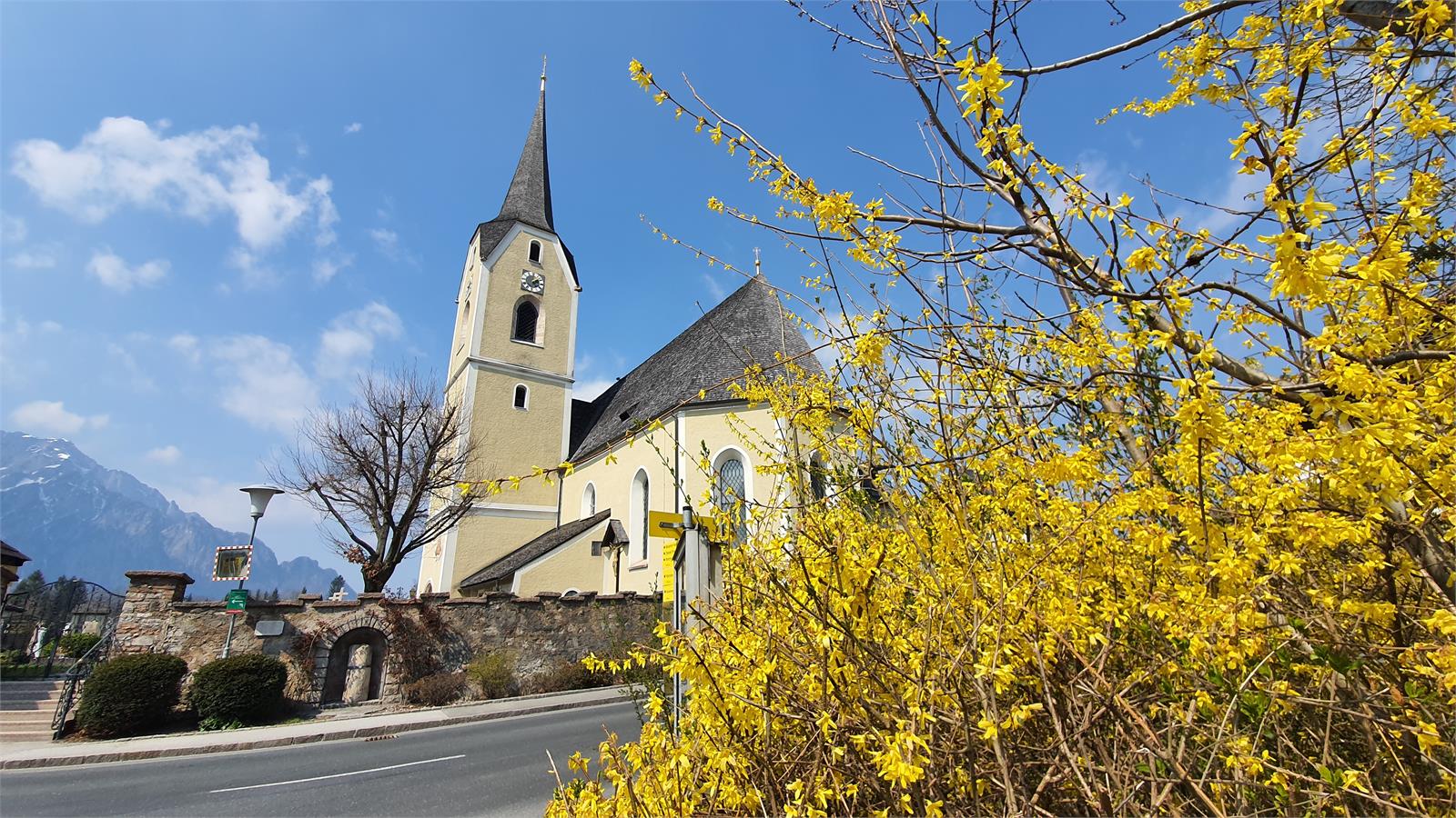 Pfarrkirche Puch mit Römischer Meilenstein Puch bei Salzburg | ©TVB Puch