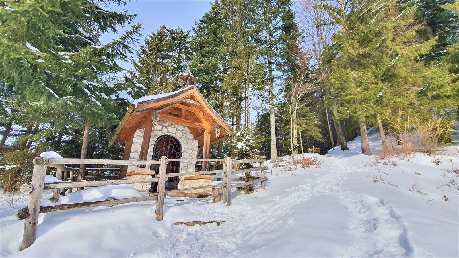 Hubertuskapelle auf der Schönalm in Puch im Winter | ©TVB Puch