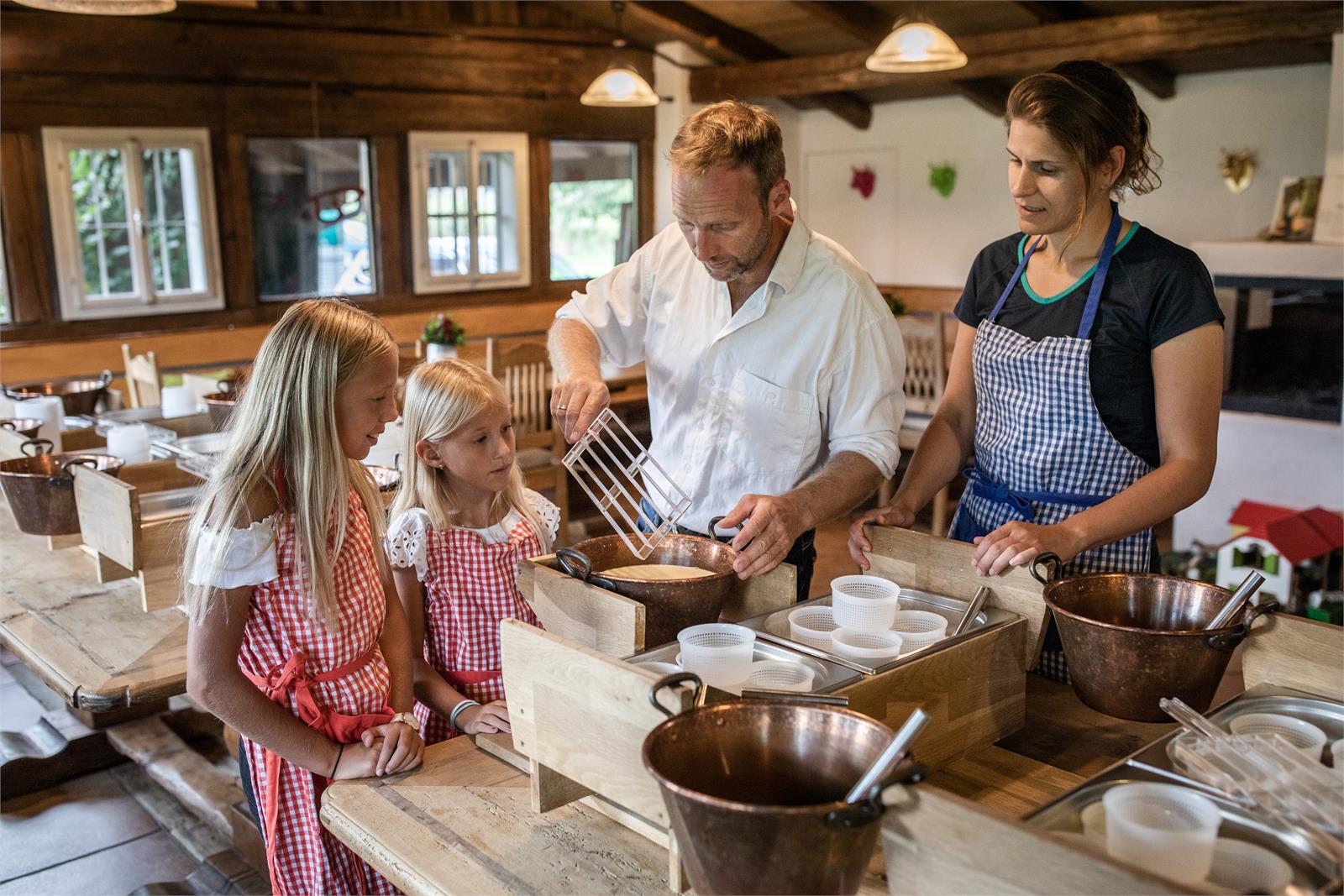 Käse selber machen am Fürstenhof Kuchl | ©Salzburgerland Tourismus - Michael Grössinger