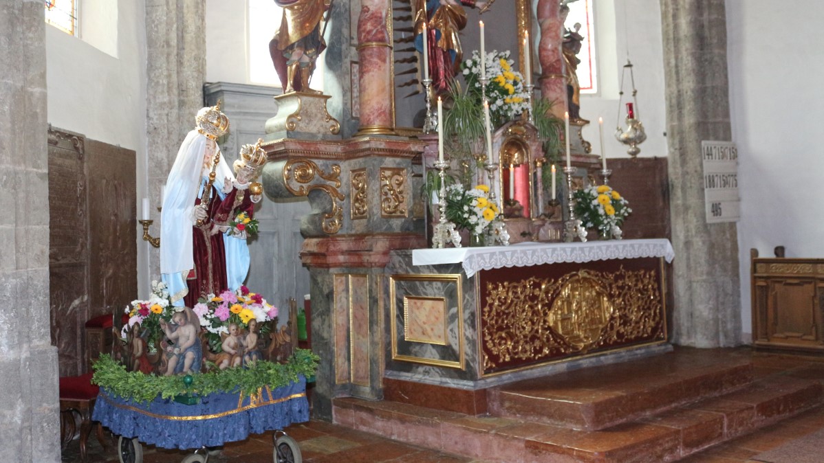 Pfarrkirche Puch mit Mutter Gottes Statue © TVB Puch - Gerber