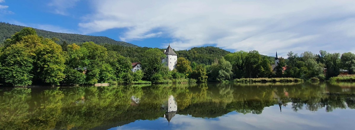 Weiher mit Schlossturm und Wallfahrtskirche 