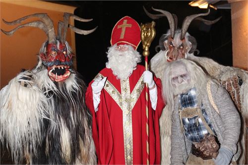 Krampus und Nikolaus vor der Wallfahrtskirche St. Jakob | ©TVB Puch