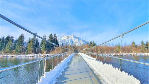 Winterlicher Ursteinsteg mit Blick auf den Untersberg | ©TVB Puch