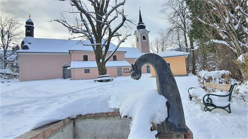 Jakobsbrünnlein vor der Wallfahrtskirche St. Jakob im Winter | ©TVB Puch