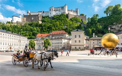 Pferdekutsche vor der Festung Hohensalzburg in der Stadt Salzburg | ©Tourismus Salzburg - Günther Breitegger