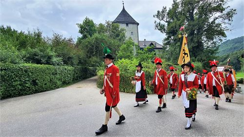 Jakobischützen bei der Jakobikirtag Prozession vor dem Schlossturm | ©TVB Puch