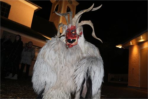 Krampus vor der Wallfahrtskirche St. Jakob | ©TVB Puch