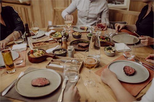 Essen und Trinken beim Schützenwirt in St. Jakob am Thurn | ©Der Schützenwirt