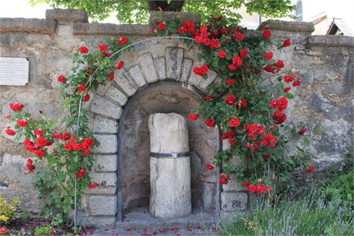 Römischer Meilenstein  bei der Pfarrkirche Puch | ©TVB Puch