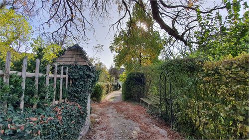 Spaziergang vor dem Schlossturm in St. Jakob am Thurn | ©TVB Puch