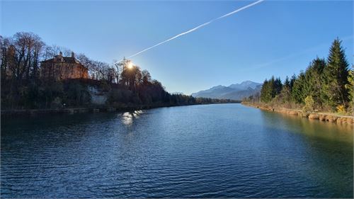 Ausblick vom Ursteinsteg: Schloss Urstein - Salzach - Salzburger Bergwelt | ©TVB Puch