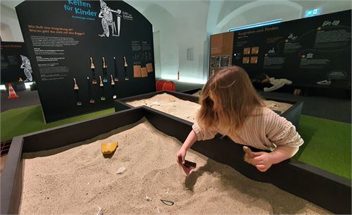 Keltenmuseum Ausgrabung Kinder