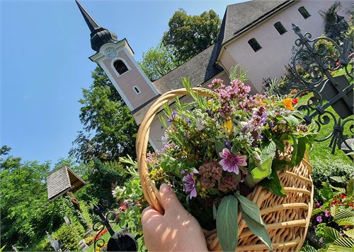 Kräuterbüscherl im Korb - Wallfahrtskirche St. Jakob