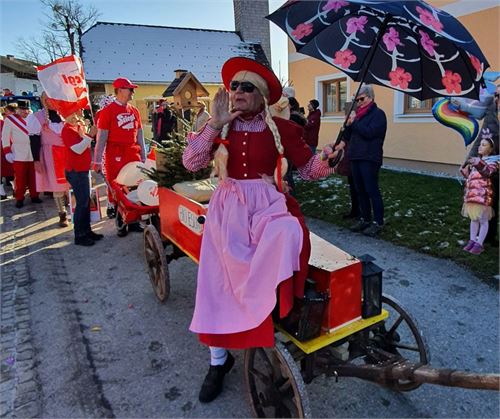 Kirchenwirts Gusti beim Faschingsumzug Elsbethen
