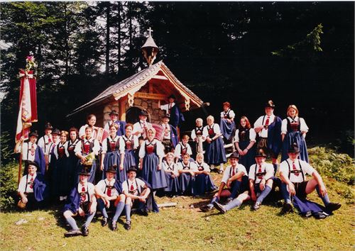Trachtenverein D`Puachstoana - Gruppenfoto 2002