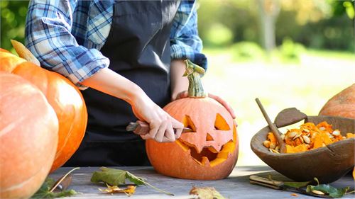 Kürbis schnitzen für Halloween