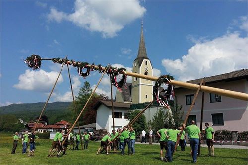 Maibaumaufstellen - Fest in Puch