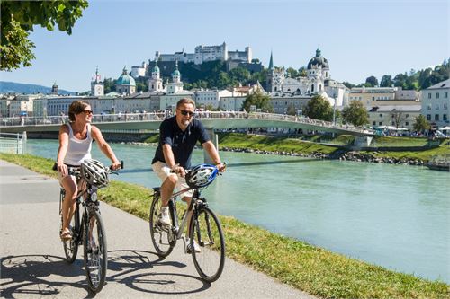 Radtour am Tauernradweg in der Stadt Salzburg