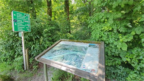 Infotafel und Beschilderung am Mönchsberg