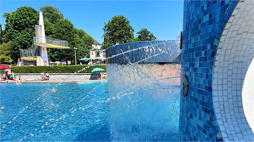 Erlebnisbecken mit Wasserfall im Freibad Hallein