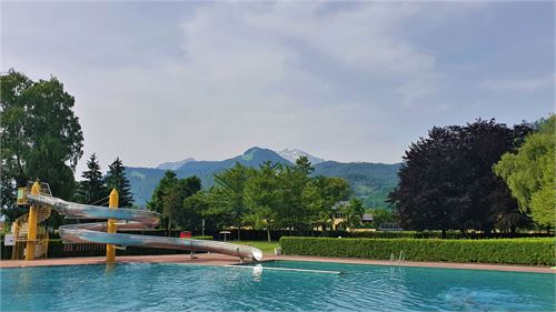 Rutsche mit Blick auf den Zinken im Freibad Hallein