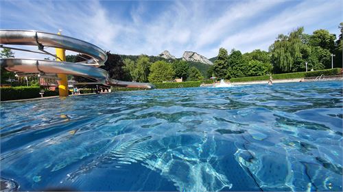 Erlebnisbecken mit Rutschen im Freibad Hallein