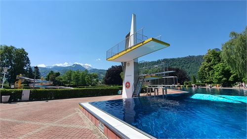 Sportbecken mit Springturm im Freibad Hallein