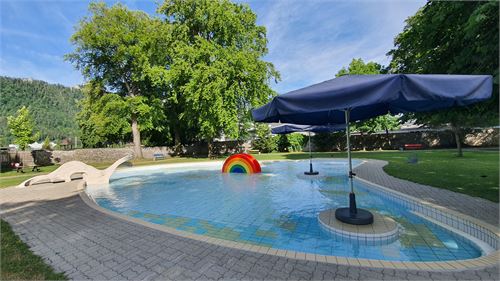 Babybecken mit Kleinkind-Rutsche im Freibad Hallein