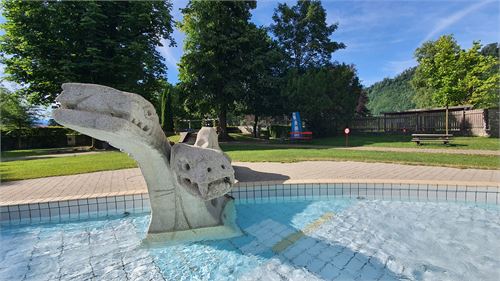 Babybecken mit Kletterdrachen im Freibad Hallein