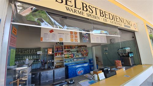 Selbstbedienung beim Kiosk im  Freibad Hallein