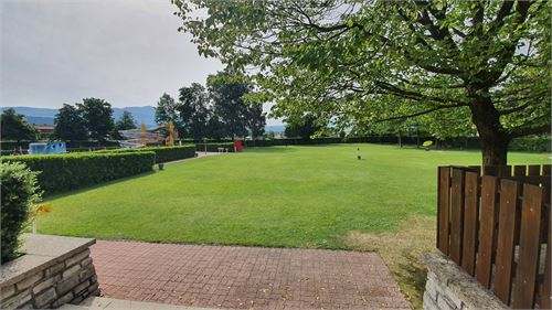 Große Liegewiese im Freibad Hallein