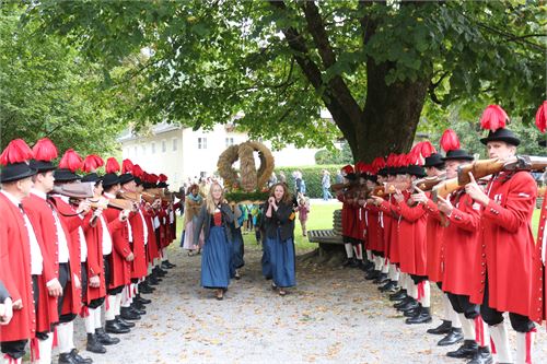 Erntekrone Einzug in die Wallfahrtskirche St. Jakob