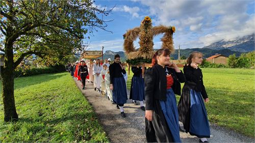 Umzug - Trachtenveren D`Puachstoana mit Erntekrone