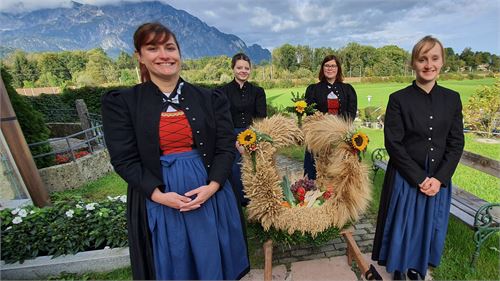 Trachtenveren D`Puachstoana mit Erntekrone