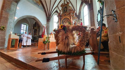 Erntekrone in der Pfarrkirche Puch