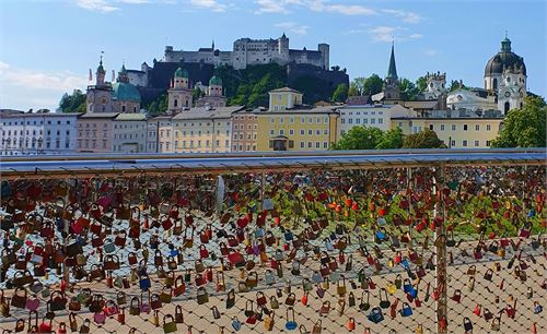 Festung Hohensalzburg vor den Liebeschlösser am Steg