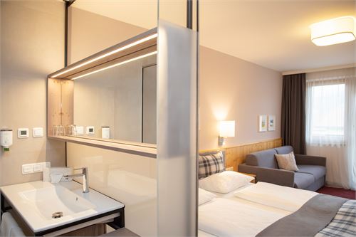 Schlafzimmer und Bad Kirchenwirt | ©Hotel Gasthof Kirchenwirt