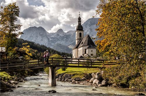 Ramsau mit Kirche und Steg | ©Berchtesgadener Land Tourismus