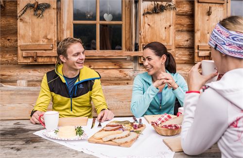 Wanderpause auf der Alm | ©SLT - Michael Grössinger