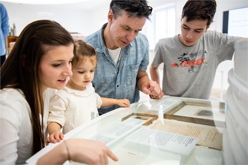 Familie im Stille Nacht Museum Hallein | ©Coe Kossmann